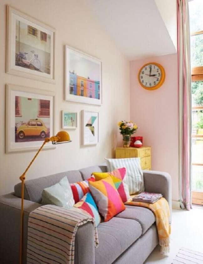 10. Almofadas coloridas para sala de estar decorada com sofá cinza – Foto: Dani Noce