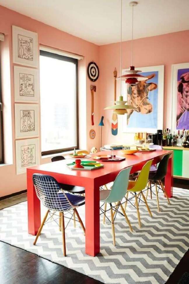 40. Parede colorida para sala de jantar decorada com cada cadeira de uma cor – Foto: Casa Vogue