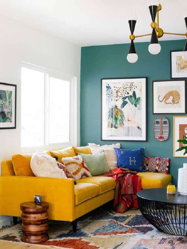 55. Sofá amarelo com chaise para decoração de sala de estar colorida – Foto: Old Brand New