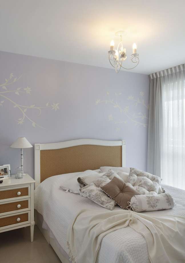 31. Quarto lilás com papel de parede floral e roupa de cama chique – Foto Leticia Araujo