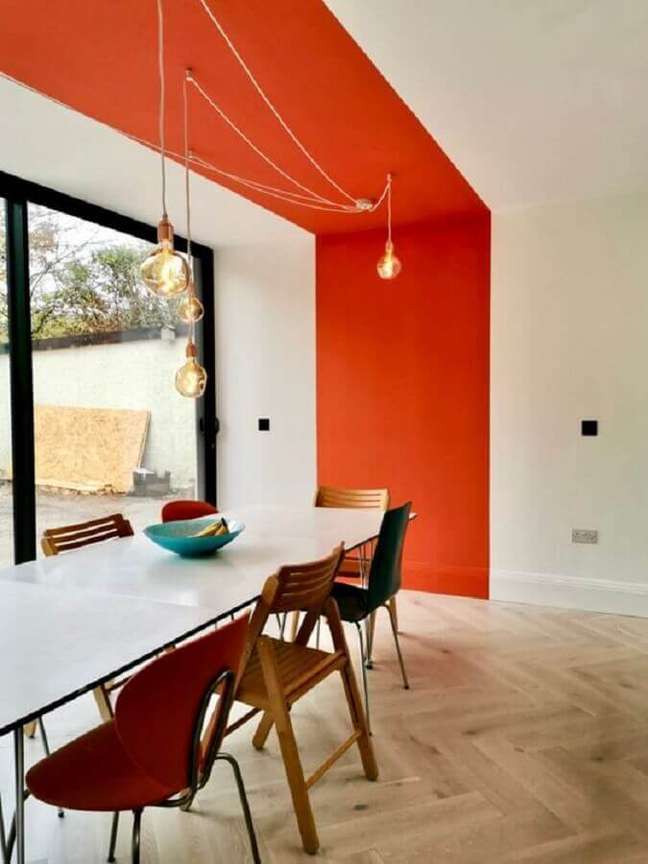17. Decoração com parede colorida para sala de jantar – Foto: Making Spaces