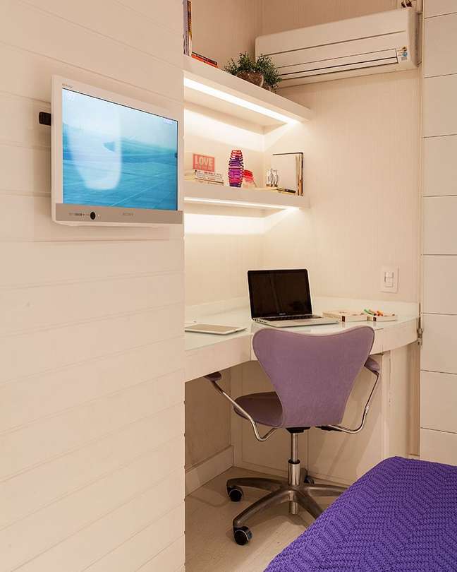 24. Quarto lilás com cadeira para home office roxa e roupa de cama combinando – Foto Monise Rosa arquitetura