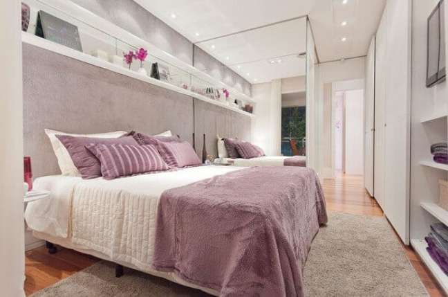 4. Quarto lilás com parede de espelho e roupa de cama lavanda – Foto Nadia Carvalho