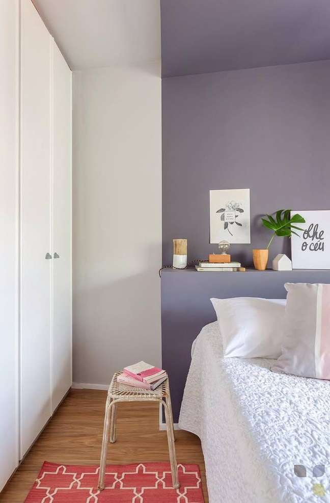 33. Quarto com parede na cor lilás e cama branca – Foto Arquitetura Carol Tasiro
