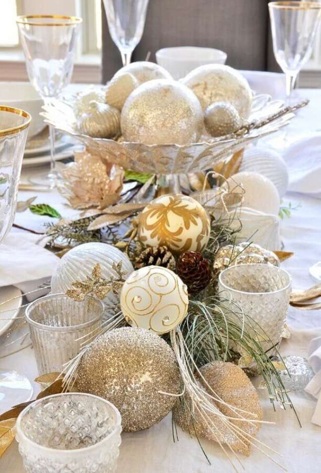 35. Enfeite de mesa para ano novo com bolas de Natal – Foto: Decor Gold Design