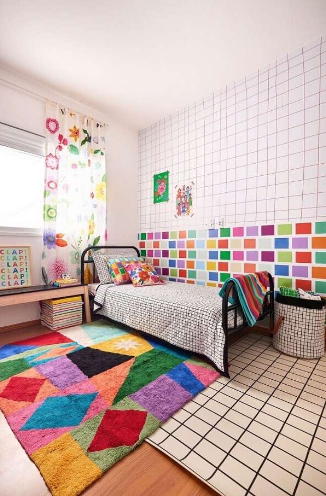 2. Decoração de quarto infantil com papel de parede geométrico colorido – Foto: Marcos Fertonani para MOOUI