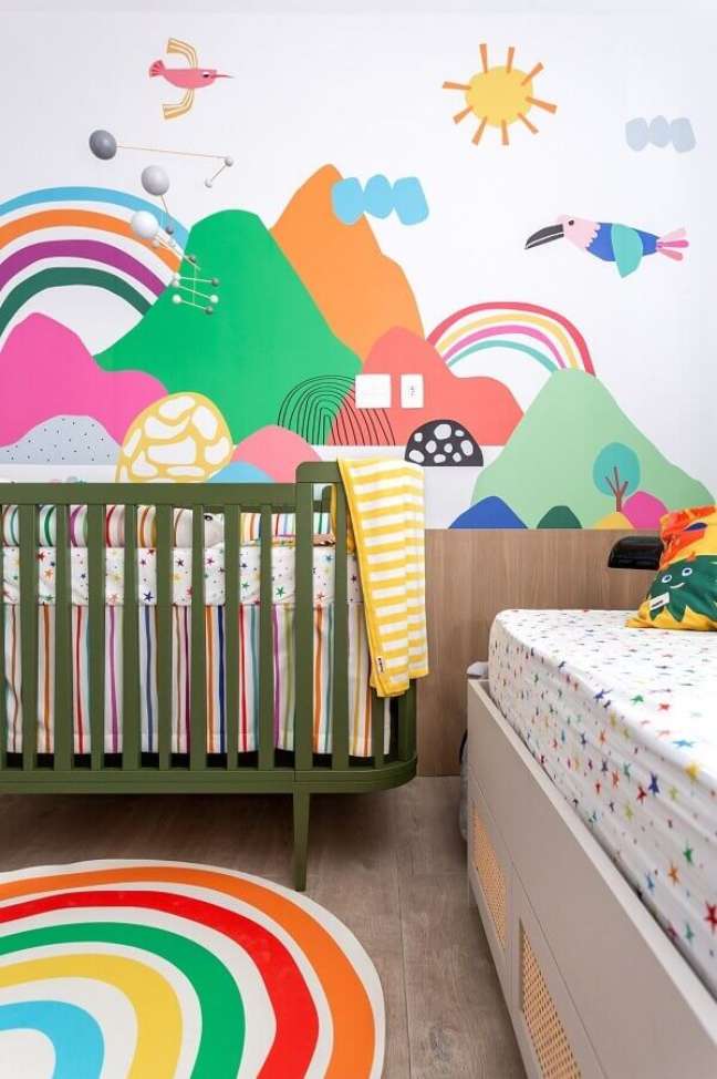 7. Decoração de quarto de bebê com papel de parede lúdico colorido – Foto: Mariana Lima para MOOUI