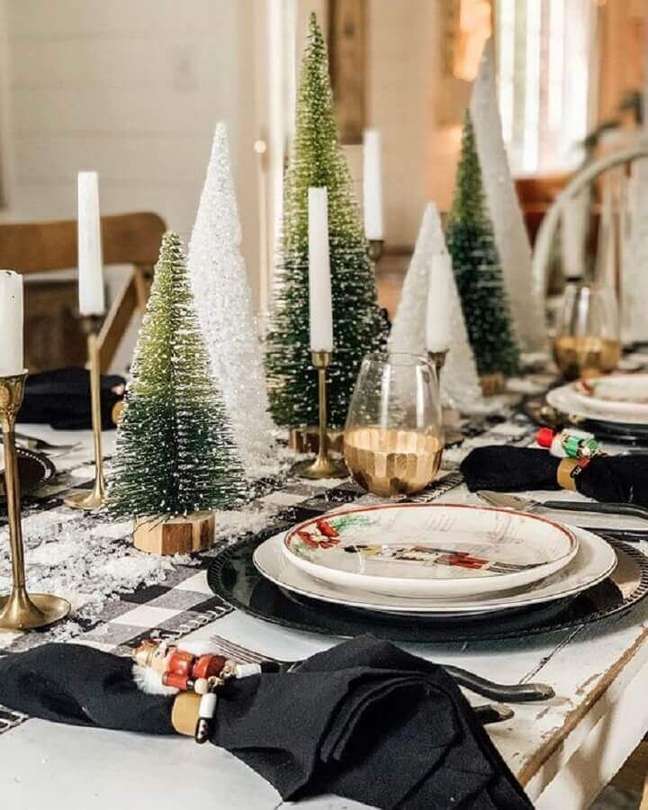 47. Mesa de ano novo decorada com mini pinheiros de Natal – Foto: Casa Trés Chic