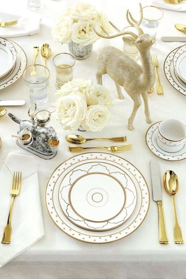 56. Rosas brancas e detalhes em dourados para decoração de mesa de ano novo – Foto: Ballard Designs