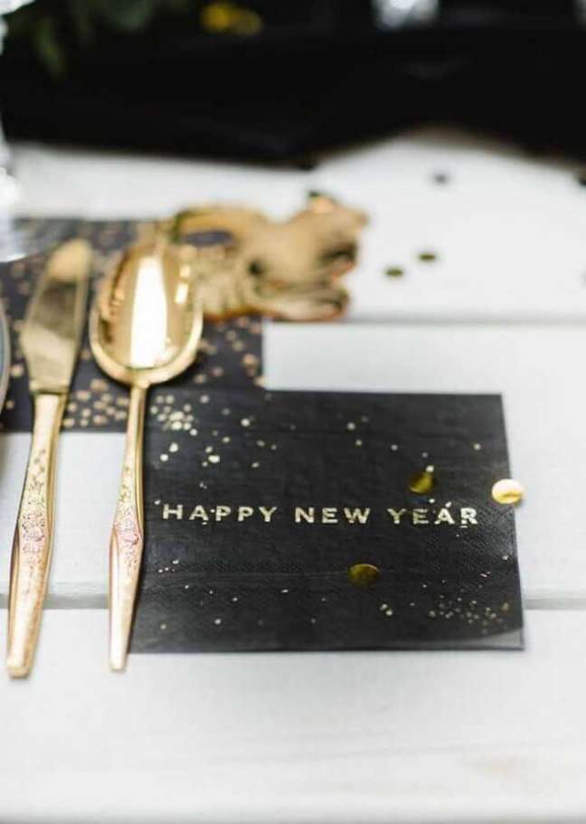 9. Decoração de mesa de ano novo moderna com detalhes em dourado – Foto: Ideias Decor