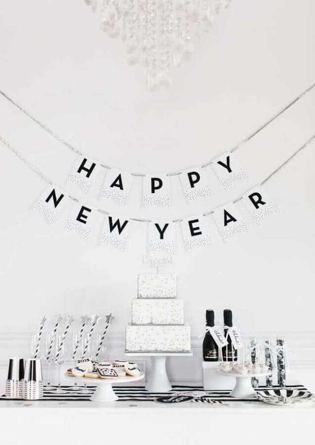 34. Decoração simples para mesa de ano novo – Foto: Decor Gold Design