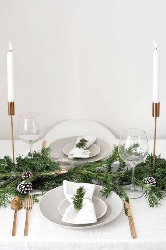 19. Decoração clean para mesa de ceia de ano novo branca com pinhas e raminhos – Foto: Farmhouse by Design