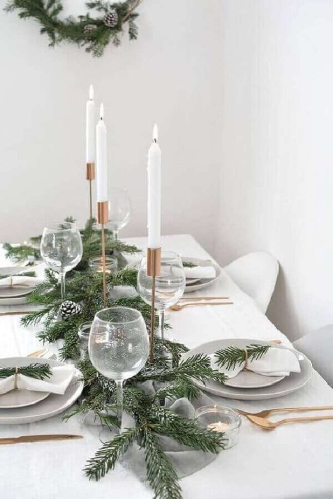 55. Ramos e pinhas para decoração de mesa de ano novo minimalista – Foto: Casa Trés Chic