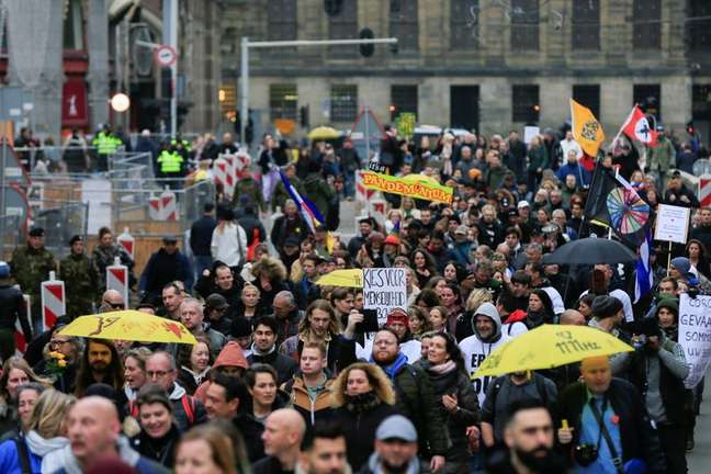 Protestos contra medidas para conter Covid em Amsterdã
20/11/2021 REUTERS/Eva Plevier