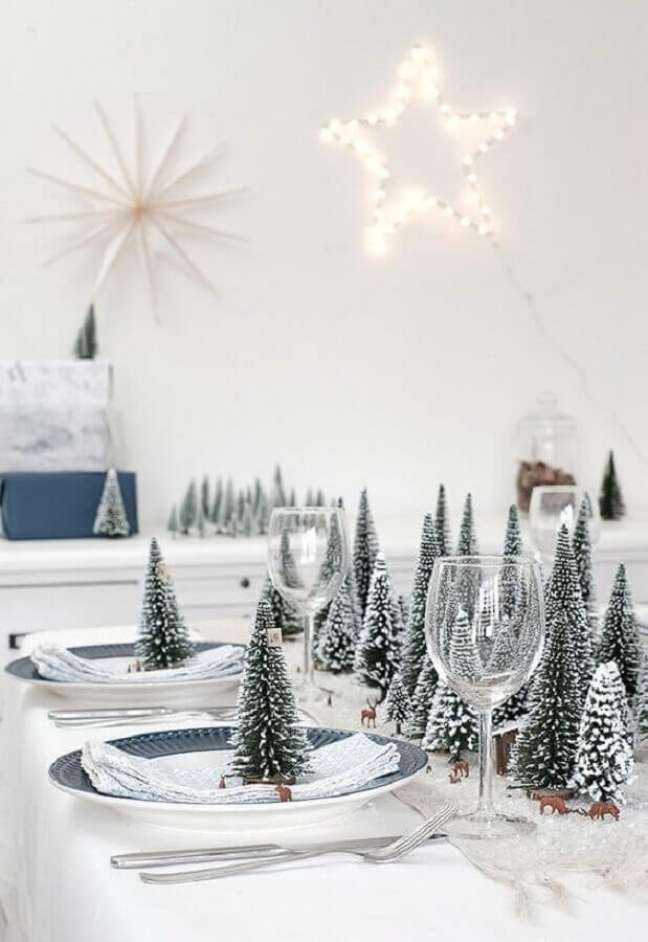 30. Decoração minimalista para mesa de ano novo com pinheiros de Natal – Foto: Dekotopia