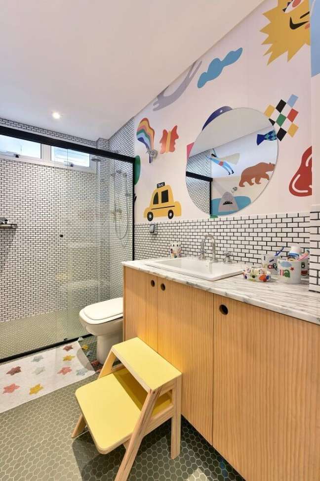 3. Banheiro infantil decorado com papel de parede colorido e gabinete de madeira – Foto: Sidney Doll para MOOUI