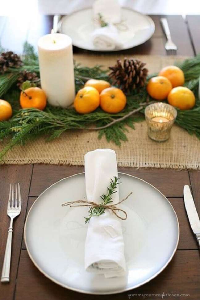 20. Decoração com frutas e pinhas para mesa de ceia de ano novo – Foto: Yummy Yummy Kitchen