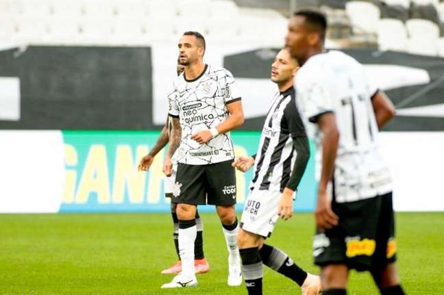 Renato Augusto observa após chutar pra fazer golaço contra Ceará em reestreia (Foto: Rodrigo Coca/Ag. Corinthians)