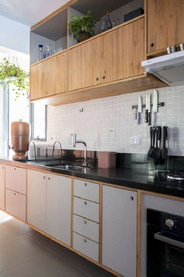 74. Bancada de granito para cozinha com armários de madeira modernas – Foto Casa Vogue