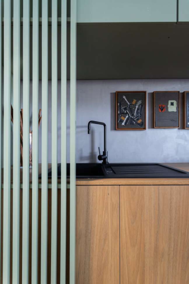 33. Cozinha com torneira e cuba preta de sobrepor – Foto Gabriela Dalto e Projeto Gam Arquitetos