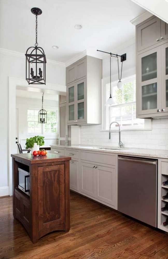 62. Cozinha com armários brancos e granito cinza – Foto Casay Diseno