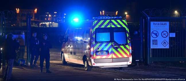 Equipes de resgate em Calais, na França. Região tem registrado aumento no fluxo de migrantes Equipes de resgate em Calais, na França. Região tem registrado aumento no fluxo de migrantes