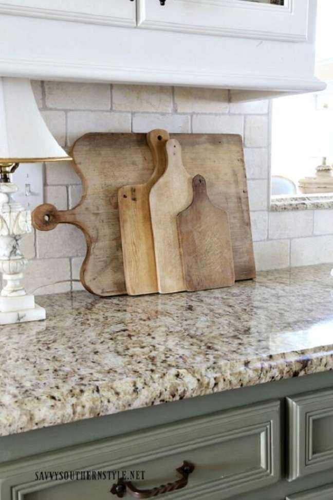 68. Bancada de granito para cozinha verde e chique – Foto Savvy Southern Style