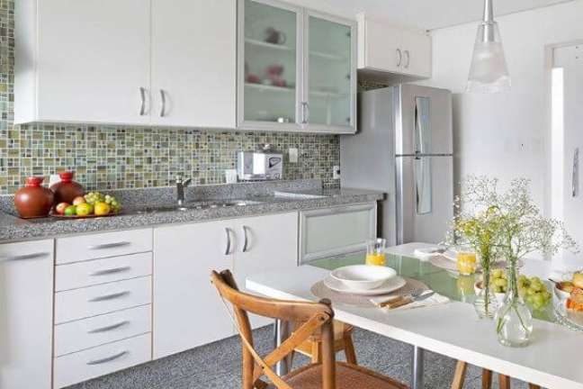 55. Cozinha pequena com armário de vidro e bancada de granito cinza – Foto Oliva Arquitetura