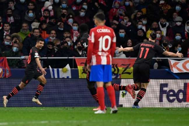 Brasileiro Junior Messias marcando o gol da vitória do Milan na Champions League (Foto: PIERRE-PHILIPPE MARCOU / AFP)