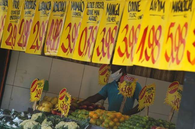 Placas sinalizam preços da mercadoria em mercado do Rio de Janeiro 02/09/2021 REUTERS/Ricardo Moraes