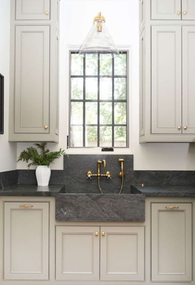47. Granito cinza para cozinha clássica em tons neutros – Foto Pinterest