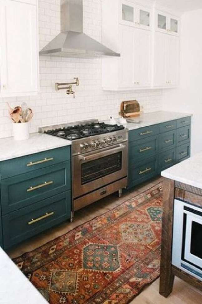 80. Bancada de granito para cozinha branco e armário verde – Foto VK
