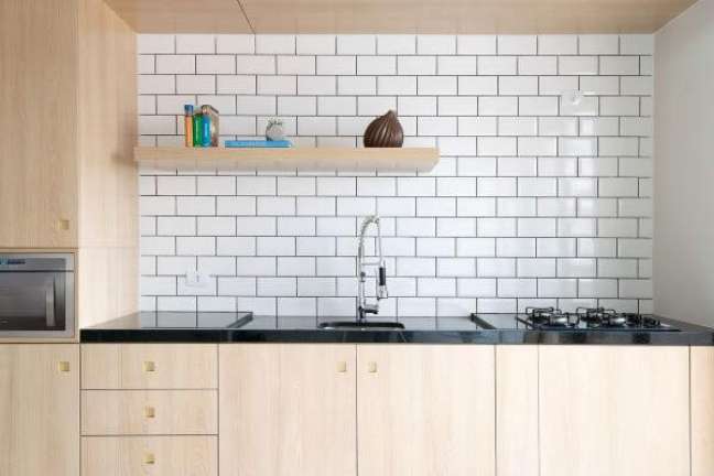 53. Decoração com granito para cozinha de madeira e pedra preta – Foto A M Studio Arquitetura