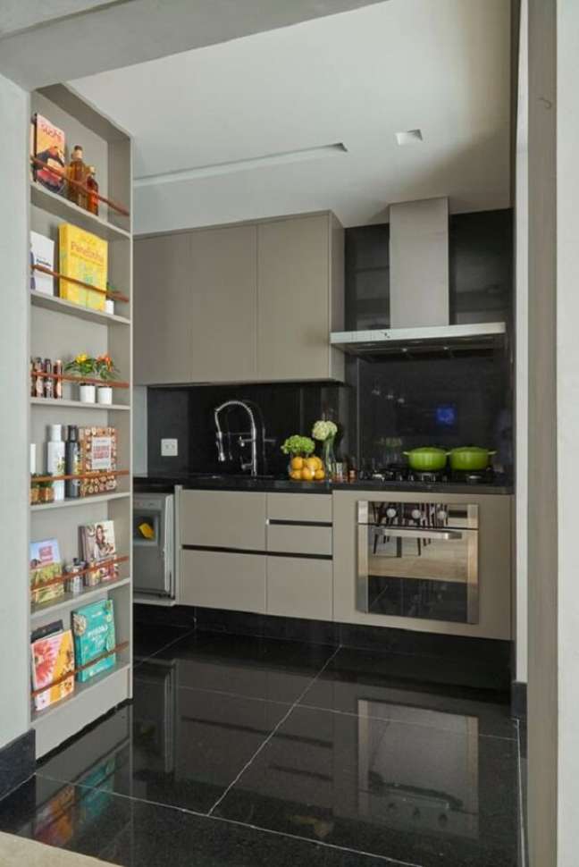 77. Balcão de granito para cozinha na cor preta com moveis planejados em bege – Foto Casa Vogue