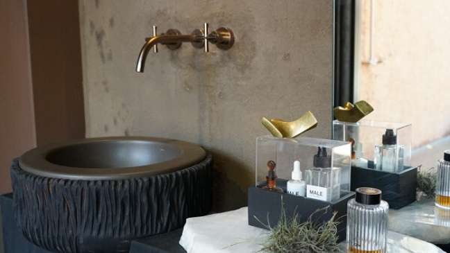 26. Banheiro com torneira de parede preta e cuba redonda – Projeto Gustavo Neves