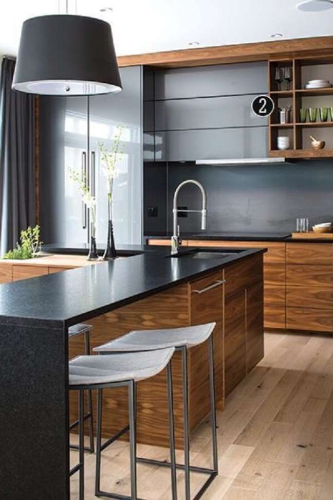 70. Bancada de granito para cozinha preta com armários de madeira modernas – Foto Set construcao