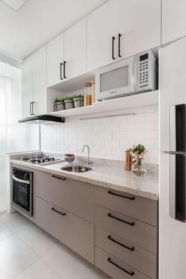61. Cozinha marrom e branca com granito bege – Foto Arquiteto em Casa
