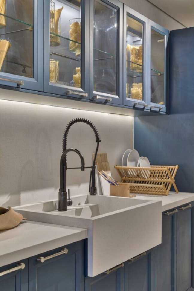 1. Cozinha azul com bancada branca e torneira preta em destaque – Projeto Patricia Hagobian