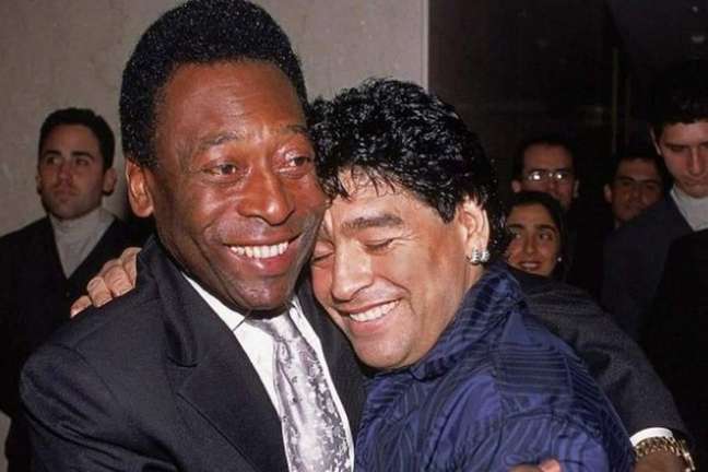 Pelé publicou foto abraçando Maradona para homenagear ex-atleta (Reprodução / Twitter) Pelé publicou foto abraçando Maradona para homenagear ex-atleta (Reprodução / Twitter)