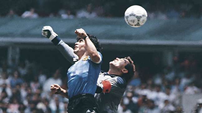 O gol mais polêmico de Maradona, feito com a mão, contra a Inglaterra, na Copa de 1986 O gol mais polêmico de Maradona, feito com a mão, contra a Inglaterra, na Copa de 1986
