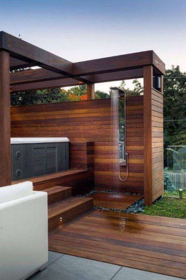 7. Piscina elevada com deck de madeira e chuveiro externo – Foto Houzz