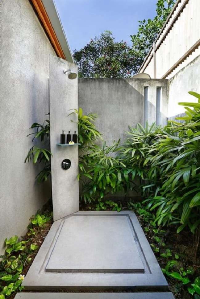 22. Chuveiro externo para jardim moderno – Foto Home Designing