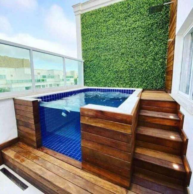 23. Chuveiro externo para piscina elevada no quintal compacto – Foto Fashion Bubbles