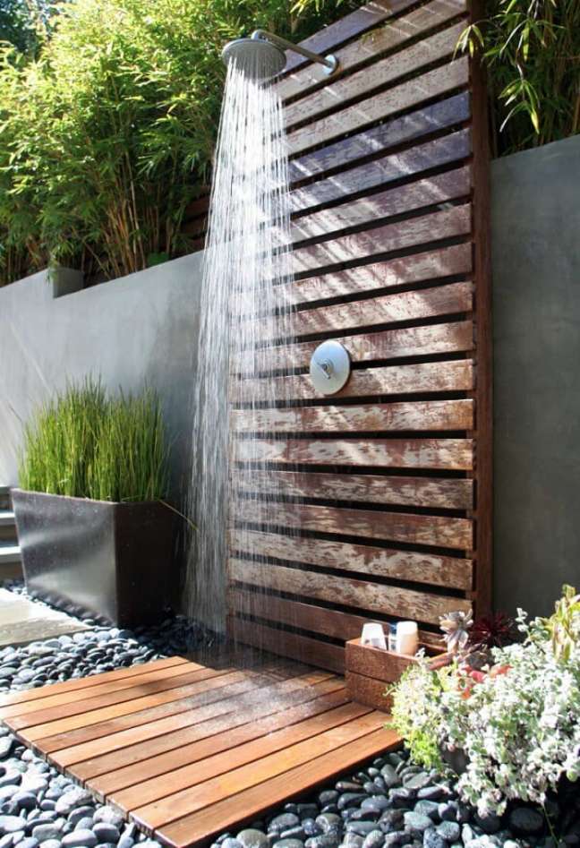 32. Piscina com chuveiro externo e revestimento amadeirado – Foto Fiore Landscape Design