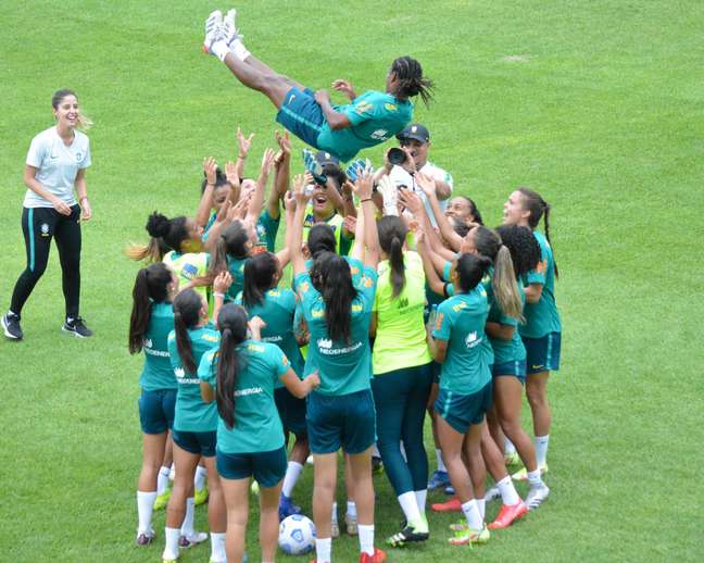 Jogadoras da da Seleção Brasileira de Futebol Feminino fazem homenagem para Formiga