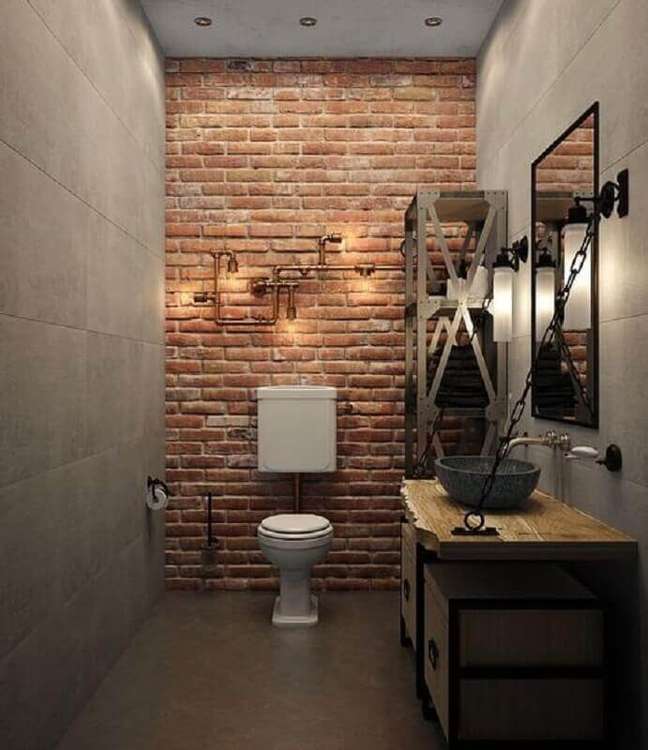 25. Decoração de banheiro industrial com bancada de madeira e parede tijolinho – Foto: Retail Design Blog