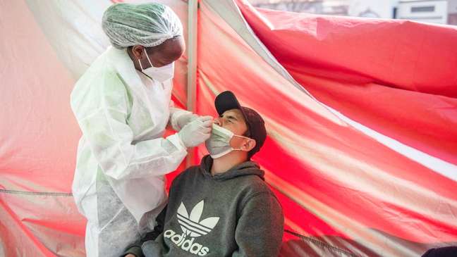 Homem passa por teste de covid-19 na África do Sul