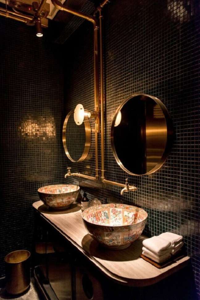 47. Pastilha preta para decoração de banheiro industrial com detalhes em dourado Foto Design Milk