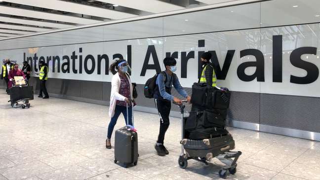 Países impuseram restrições a viajantes vindos do sul da África