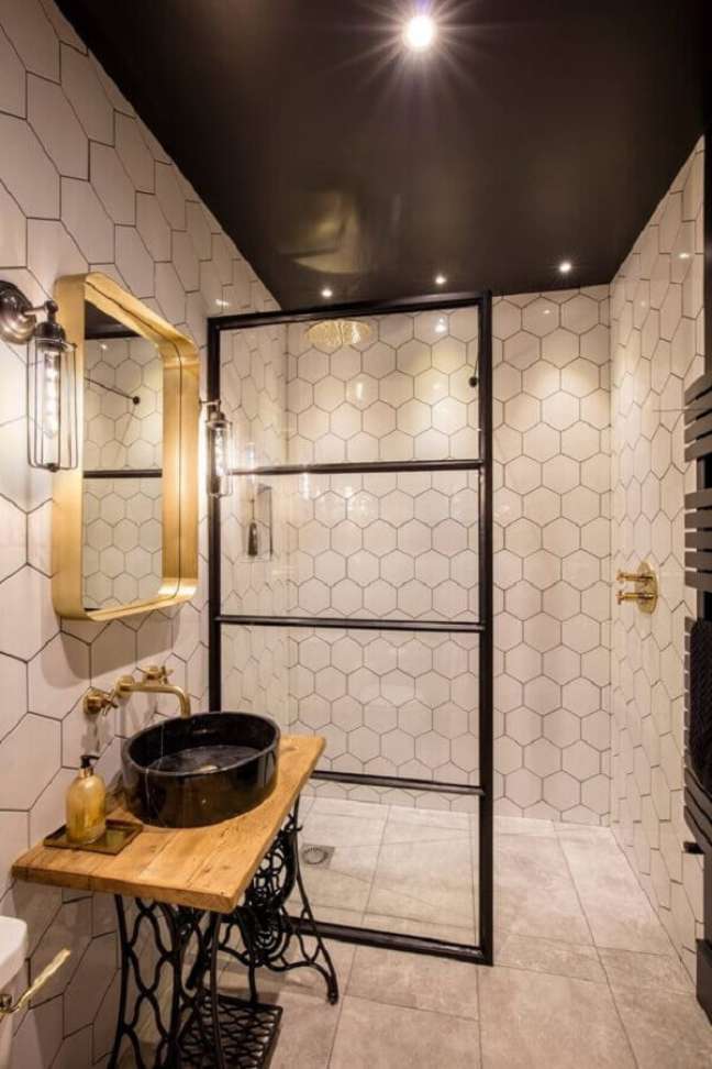 28. Decoração de banheiro industrial com revestimento hexagonal branco – Foto: Architecture Art Designs